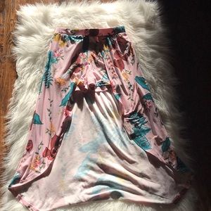 A Hawaiian vibes skirt with shorts showing💙💚💖🌴